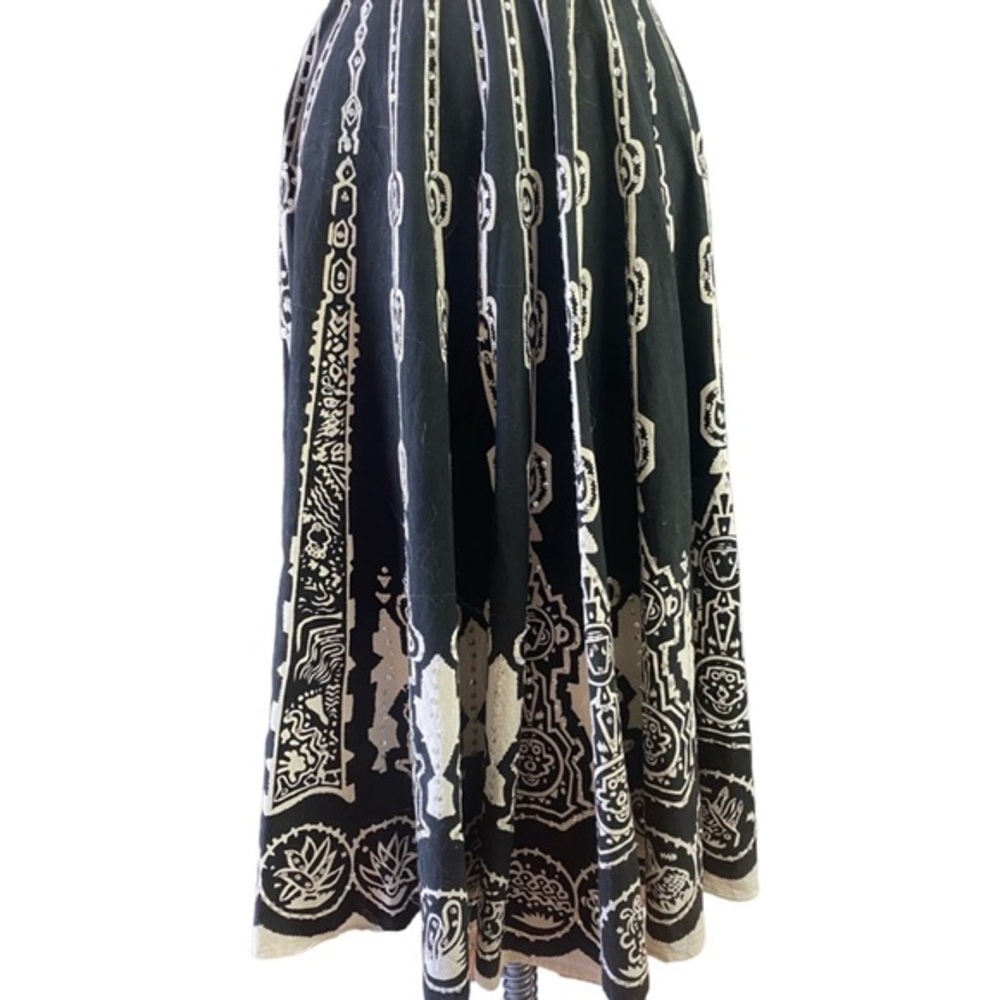 EUC MEXICANA Circle style skirt. Large. Rockabilly vibe. Black w sequins.
